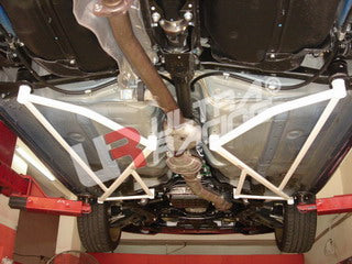 Barras de suelo/laterales Ultra Racing para Impreza STI 00-07 GD