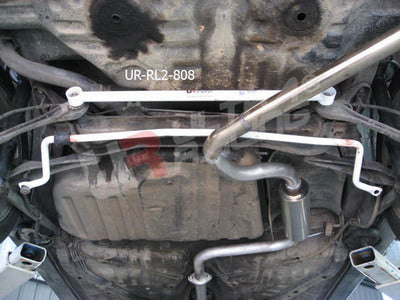 Barra tensora inferior trasera Ultra Racing para Mazda 323 BF 86-89