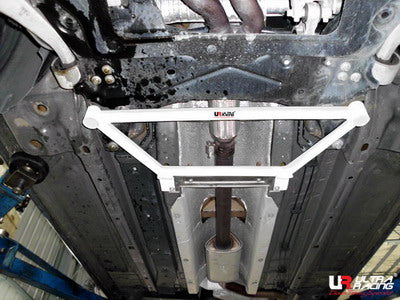 Barra H inferior delantera Ultra Racing para Alfa Romeo 159 05+ / Brera