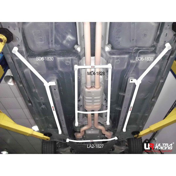 Barras laterales inferiores Ultra Racing para Cadillac CTS 3.6 07+