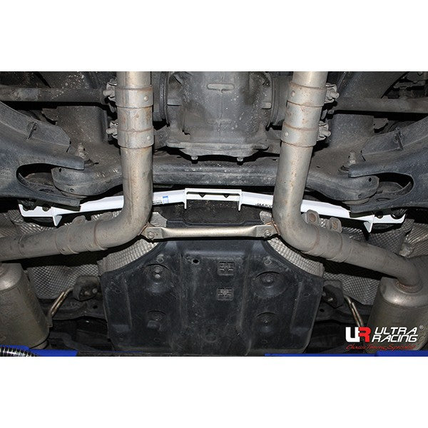 Barra inferior trasera 2740 Ultra Racing para Mercedes GLK 08-15
