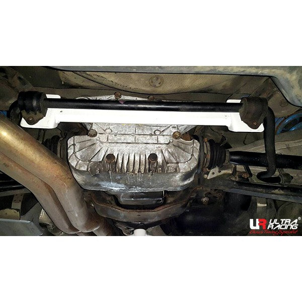 Barra inferior trasera Ultra Racing para BMW Serie 3 E46 M3 3.2 01-06