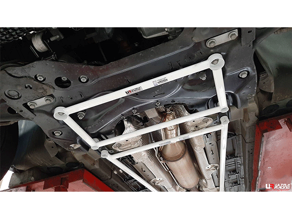 Barra inferior delantera (4018) Ultra Racing para Peugeot 3008 (P84) 1.6 16+/5008 2.0D 17+ 2WD