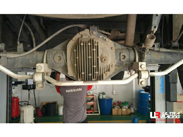 Barra estabilizadora trasera 19 mm Ultra Racing para Nissan Navara (D40) 2.5 4WD 04-17
