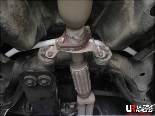 Barra estabilizadora delantera 20 mm Ultra Racing para Proton Waja 1.6/1.8 2WD 00-11