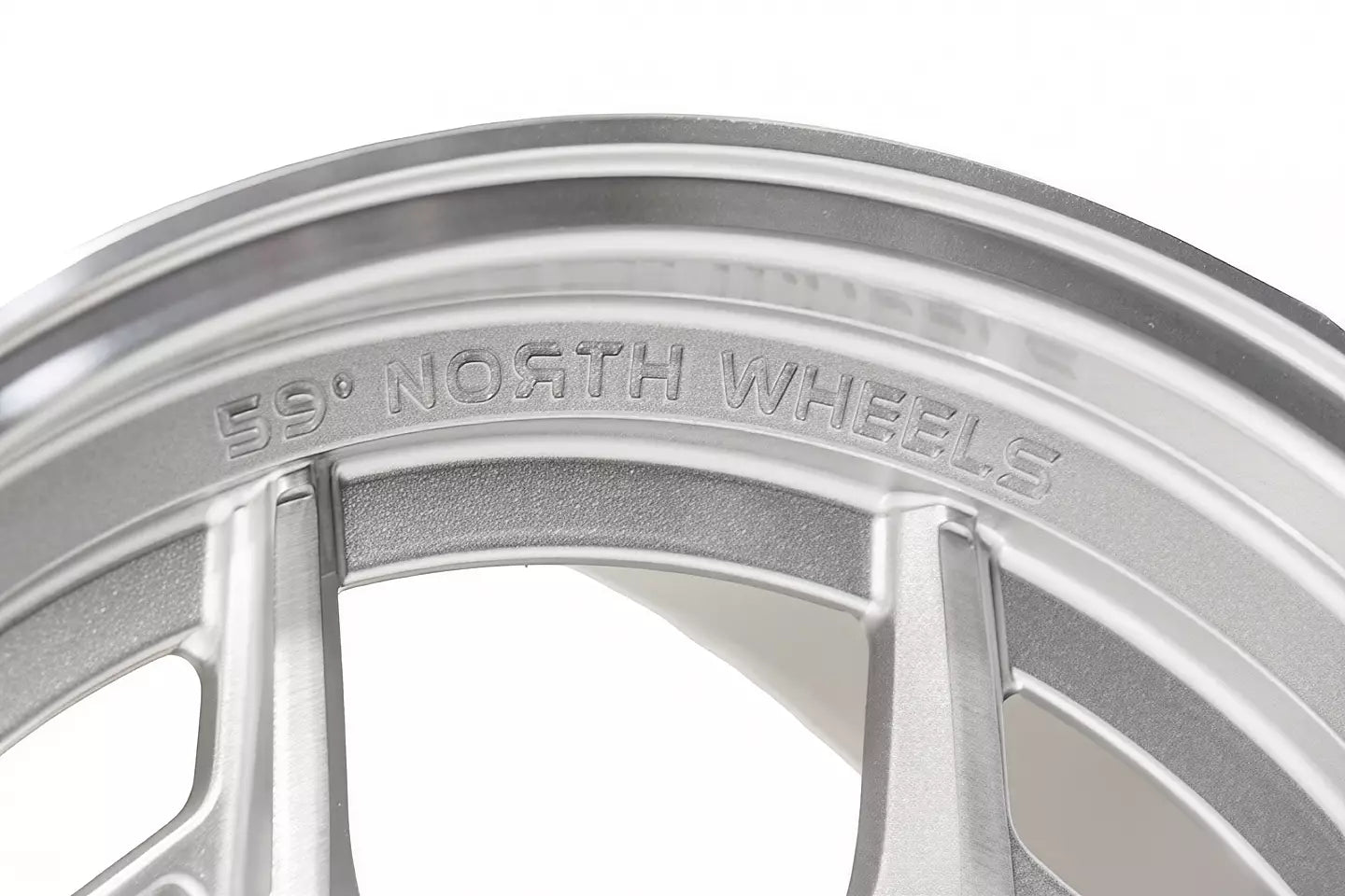 59°North Wheels D-014 9x18" ET30 5x114,3/5x120 brushed silver/polished lip