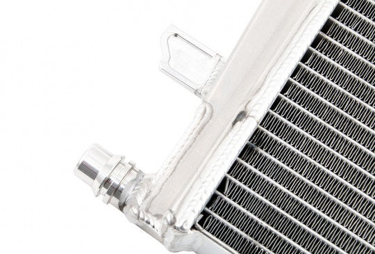 Radiador chargecooler Forge Motorsport FMCCRAD12.SI para Toyota Supra A90 BMW Z4 plata