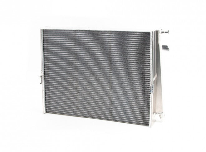 Radiador chargecooler Forge Motorsport FMCCRAD12.SI para Toyota Supra A90 BMW Z4 plata