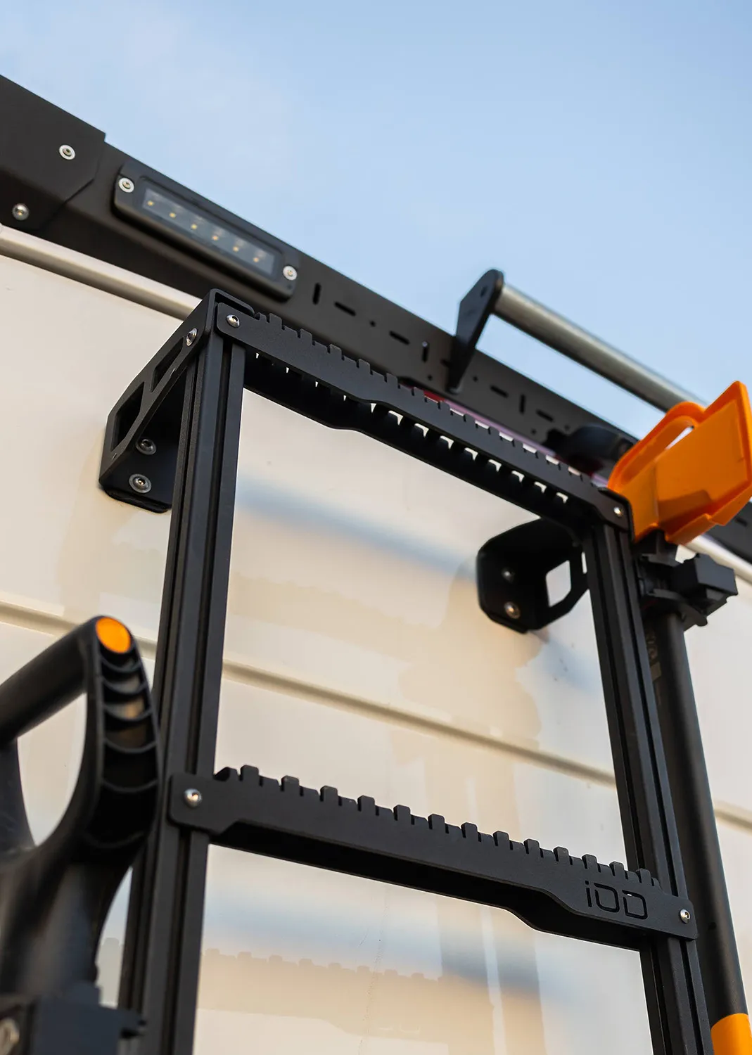 Escalera de aluminio IOD Performance para MAN TGE VW Crafter