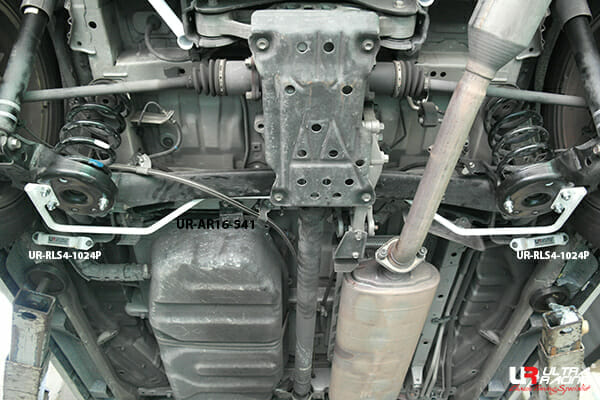 Barra estabilizadora trasera 16 mm Ultra Racing para Toyota Alphard 2.4 08-15/Estima 2.4 06-19/Vellfre 2.4 08-15 (AH20/XR50) 4WD