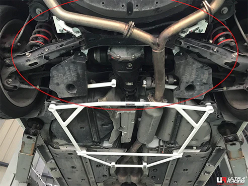 Barra inferior trasera de 2 puntos (816P) Ultra Racing para Toyota Mark X (X120) 2.5 V6 2WD 04-16