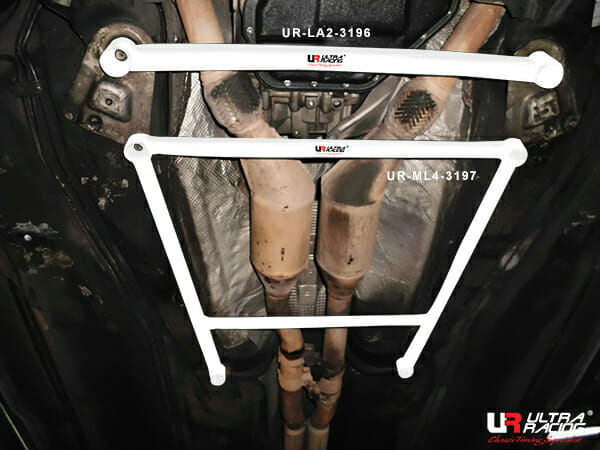 Barra inferior delantera (3196) Ultra Racing para Audi A6 C5 (TYP 4B) 2.4 V6 2WD 97-04
