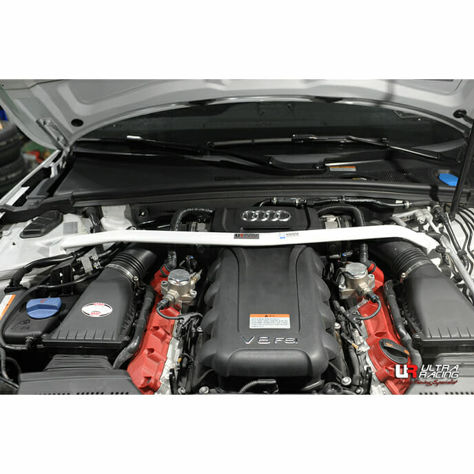Barra de torre delantera superior Ultra Racing para Audi RS5 8T 4.2 10-15 4WD