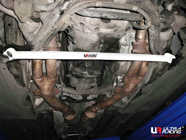 Barra inferior delantera 3063 Ultra Racing para BMW E39 M5