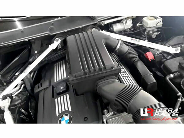 Barra de torretas superior delantera (639P) Ultra Racing para BMW E70 (X5) 3.5 10-13/E71 X6 3.0TT 08-14 4WD