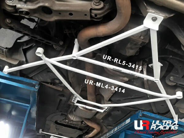 Barra inferior central (3414) Ultra Racing para BMW E84 (X1) 2.0 4WD 09-15