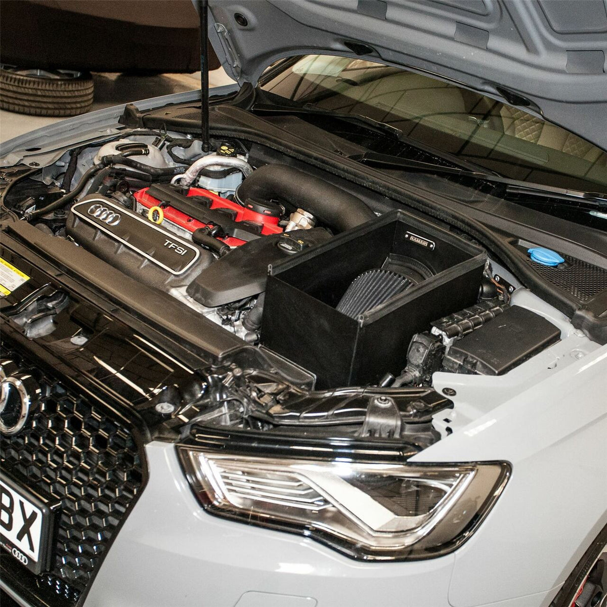 Kit de admisión con filtro de aire Proram PRK-128-BK para AUDI RS3 8V 2,5 TFSI volante a la derecha