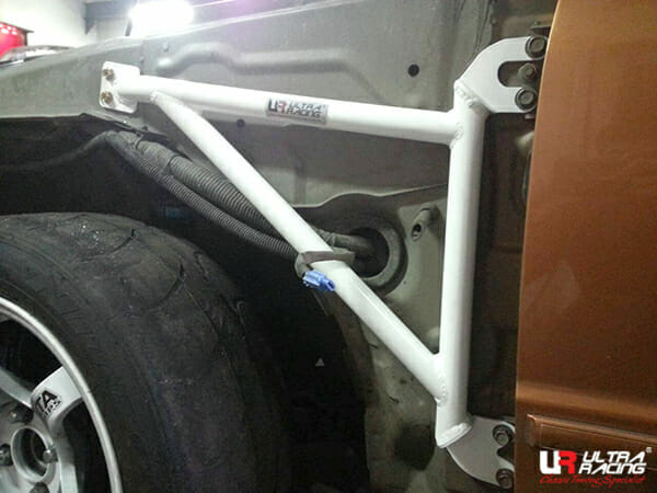 Soportes de aleta (2895P) Ultra Racing para Ford Tierra (KJ) 1.6 94-98/Mazda Protege 1.6 98-03 2WD