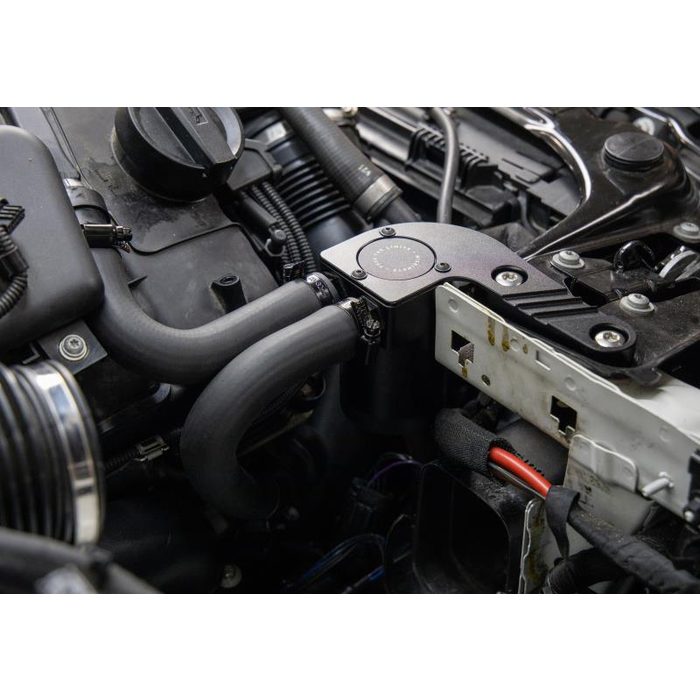 Depósito de recuperación de aceite con deflectores Mishimoto MMBCC-F80-15CBE para BMW F80 M3/M4 15-20