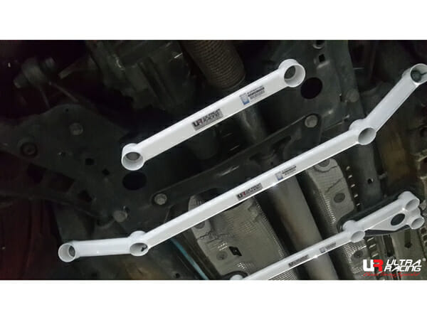 Barra inferior delantera (2938) Ultra Racing para Mini Country Man R60 1.6T 4WD 10-16