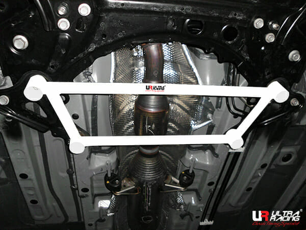 Barra inferior delantera (2353) Ultra Racing para Scion TC 2.5 2WD 11-14/Scion TC FL 2.5 14-16/Scion XB 1.5 08-15