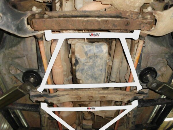 Barra inferior delantera (2597) Ultra Racing para Mitsubishi Storm L200 3.0 4WD 96-06