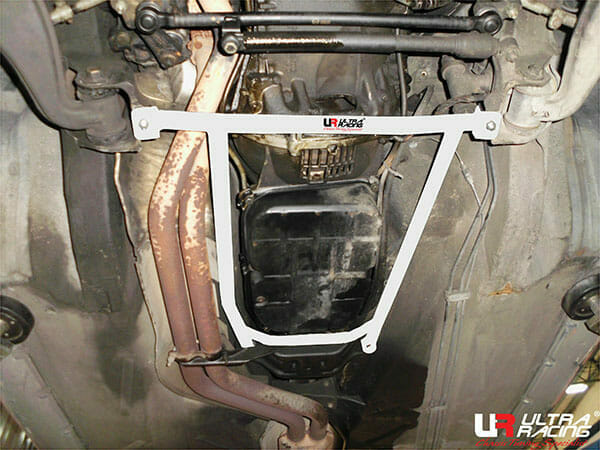Barra inferior delantera Ultra Racing para Mercedes Clase E 3,0 W124 85-96