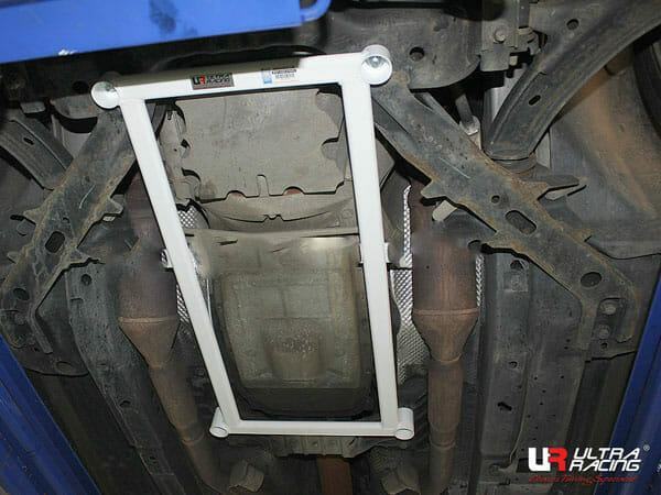 Barra inferior delantera (3124) Ultra Racing para Ford Mustang S-197Ii 3.7 V6 2WD 10-14