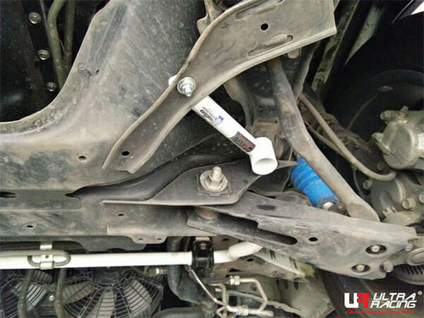 Barra de torre delantera superior (2825P) Ultra Racing para Toyota Commuter (H200) 2.5D 2WD 04+