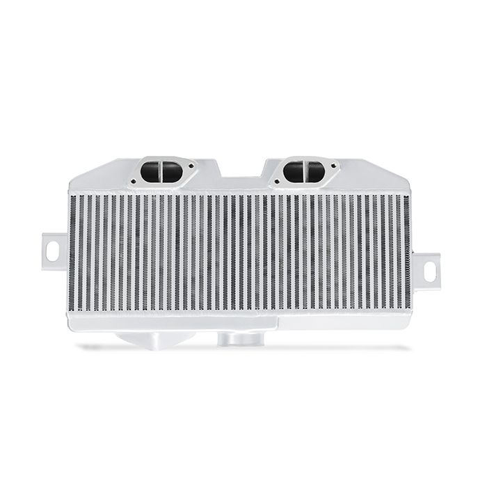 Kit de intercooler de montaje superior Mishimoto MMTMIC-STI-08SLBK para Subaru WRX STI 08+ color plata con mangueras negras.