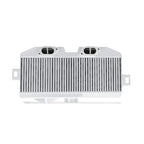 Kit de intercooler de montaje superior Mishimoto MMTMIC-STI-08SLBK para Subaru WRX STI 08+ color plata con mangueras negras.