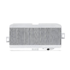 Kit de intercooler de montaje superior Mishimoto MMTMIC-STI-08SLBL para Subaru WRX STI 08+, color plata con mangueras azules.