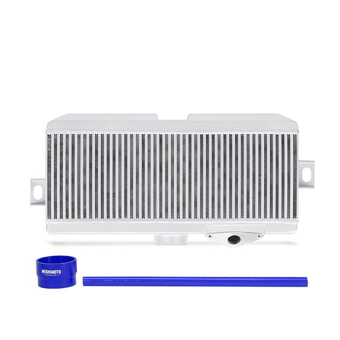 Kit de intercooler de montaje superior Mishimoto MMTMIC-STI-08SLBL para Subaru WRX STI 08+, color plata con mangueras azules.