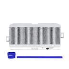 Kit de intercooler de montaje superior Mishimoto MMTMIC-STI-08SLBL para Subaru WRX STI 08+, color plata con mangueras azules.