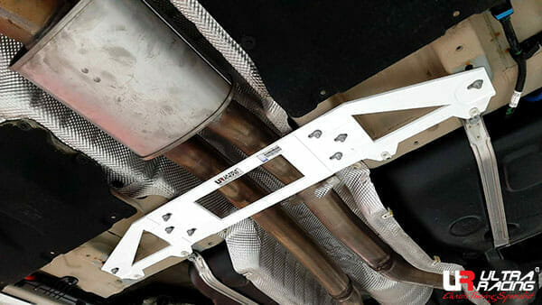 Mid Lower Brace (4002) Ultra Racing para BMW G02 (X4) 3.0T 4WD 18+