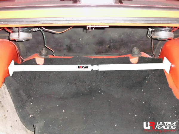 Barra de torre trasera superior (3399A) Ultra Racing para Ford Escort 1.6 2WD MT 74-80