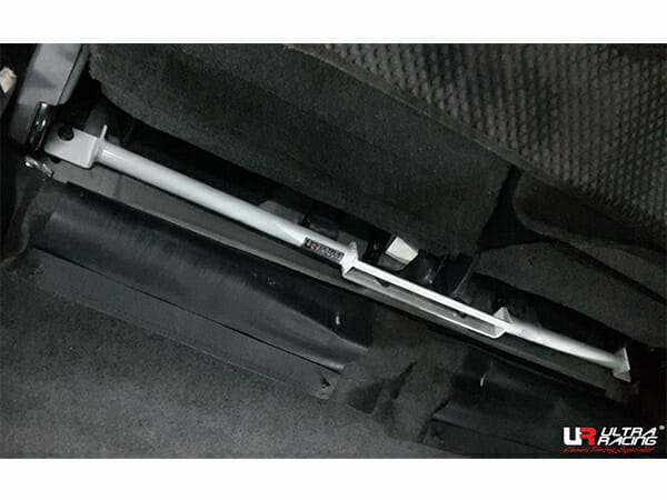 Barra de torre trasera superior (2920) Ultra Racing para Suzuki Solio 1.3 2WD 03-08