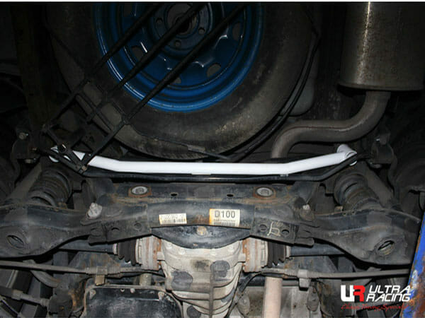 Barra inferior trasera (2177) Ultra Racing para Ssangyong Kyron 2.7D 4WD 05-14/Rexton 2.0D/2.7D 06-12