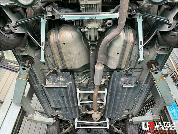 Barra inferior trasera (2852P) Ultra Racing para Mazda CX-7 2.3 4WD 06-12