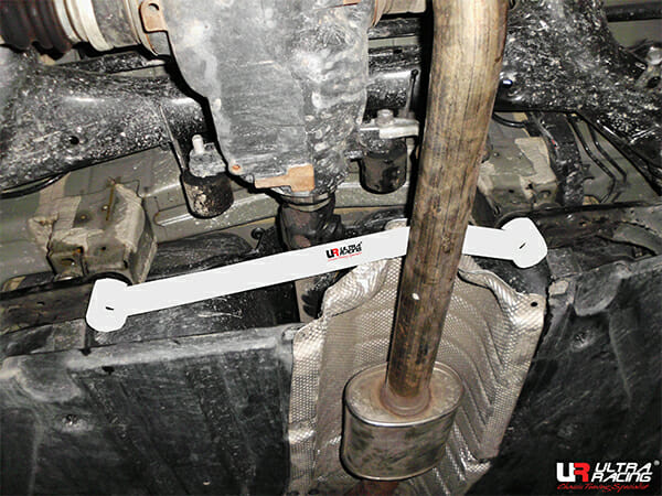 Barra inferior trasera (2891) Ultra Racing para BMW F25 (X3) 2.0D 4WD 11-17