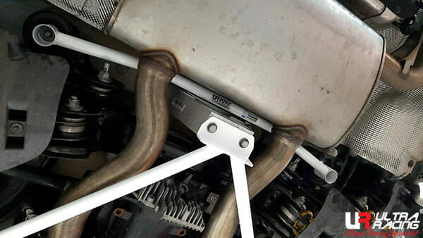 Barra inferior trasera (4004) Ultra Racing para BMW G02 (X4) 3.0T 4WD 18+