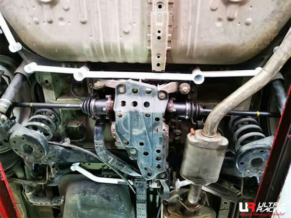 Barra inferior trasera (1789) Ultra Racing para Toyota Estima (XR50) 2.4 4WD 06+