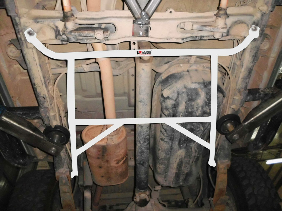 Barra inferior trasera (2599) Ultra Racing para Mitsubishi Storm L200 3.0 4WD 96-06