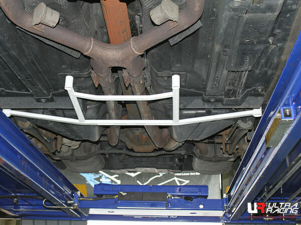 Barra inferior trasera (3125) Ultra Racing para Ford Mustang S-197Ii 3.7 V6 2WD 10-14