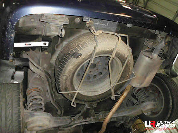 Barra inferior trasera (3189P) Ultra Racing para Hyundai Trajet 2.0 2WD 99-08