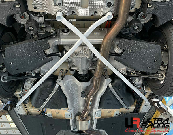 Barra inferior trasera (4077P) Ultra Racing para BMW 5 G30 (530I) 2.0T 2WD 17+