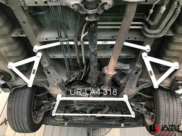 Barra inferior delantera (318) Ultra Racing para Hyundai Trajet 2.0 2WD 99-08