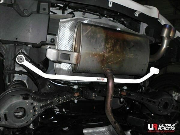 Barra inferior trasera (3843) Ultra Racing para Toyota Auris (E210) 2.0 HB 19+/Toyota CH-R 1.2T/1.8 18+ 2WD