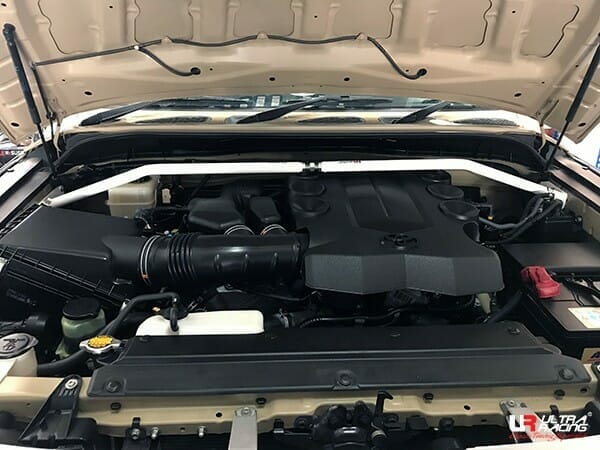 Barra de torre delantera superior (3630A) Ultra Racing para Toyota Fj Cruiser (XJ10/GSJ10) 4.0 V6 4WD 10-17