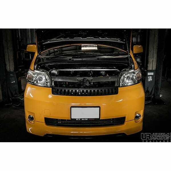 Barra de torre superior delantera (2819) Ultra Racing para Toyota Porte (AP10) 1.5 2WD 04-12